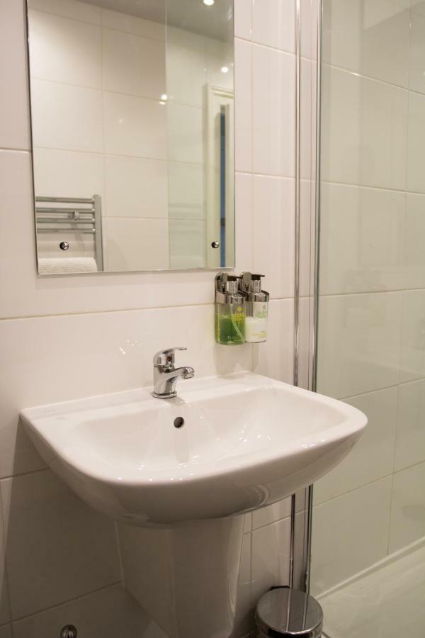Most Central Luxury Apartment - Sleeps 4 & Free Parking! Chester Exteriör bild
